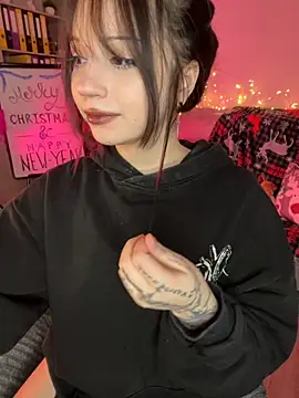 YourLittleDevil online show from December 1, 2025, 2:18 pm