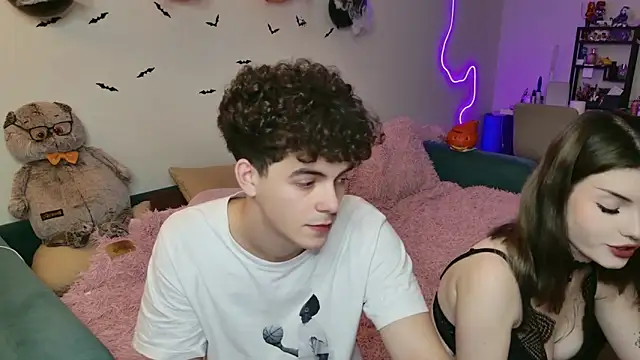 Alice18James online show from October 12, 2025, 6:31 pm