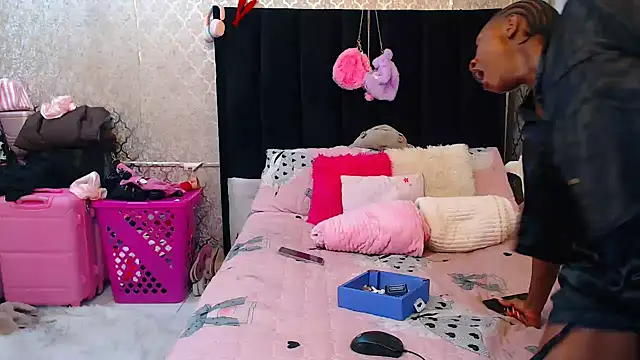 SexyPetitex25 online show from November 19, 2025, 7:47 pm