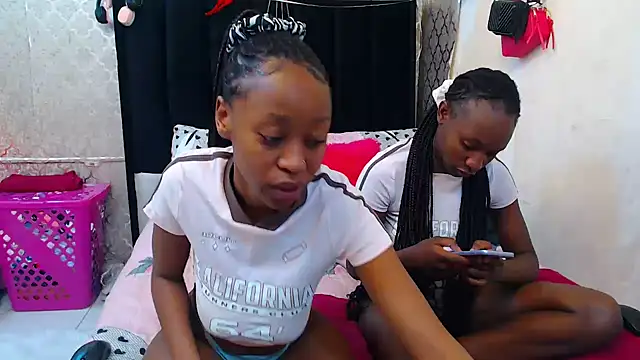 SexyPetitex25 online show from November 7, 2025, 12:21 pm