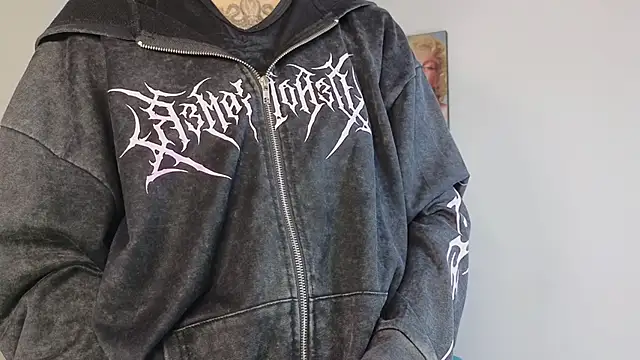 Lucy n pink online show from November 26, 2025, 1:55 pm