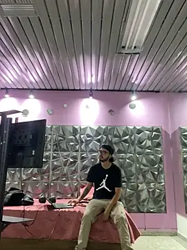 cristopher wallacee online show from October 31, 2025, 1:41 pm