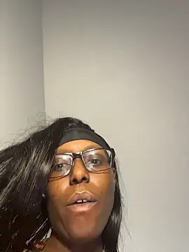 Snapshot of CinnaCakesss chatting on March 3, 2026, 1:56 am CinnaCakesss online show from March 3, 2026, 1:56 am