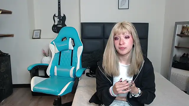 Amnesia  online show from November 19, 2025, 12:49 pm