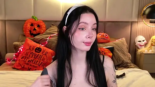 Goldy Stark online show from October 31, 2025, 8:49 pm