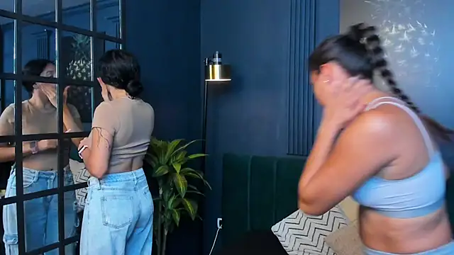 aliceandsia online show from November 4, 2025, 7:28 pm