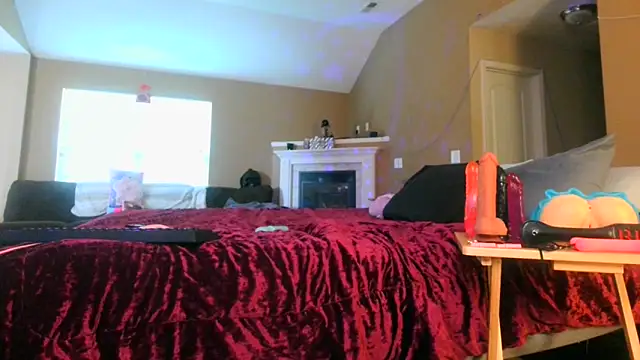 LunaSynns online show from September 17, 2025, 8:33 pm