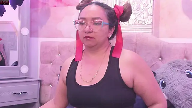 leyla smithh online show from October 28, 2025, 12:48 pm