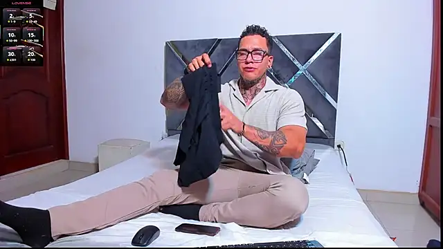 ArnoldSexy  online show from November 10, 2025, 4:56 pm