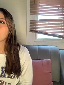 KloePink  online show from December 4, 2025, 12:04 pm