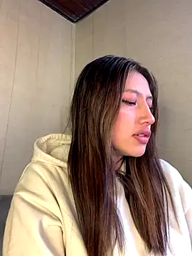 KloePink  online show from December 5, 2025, 1:10 pm