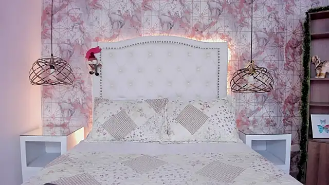 ScarletMore online show from November 30, 2025, 1:12 pm