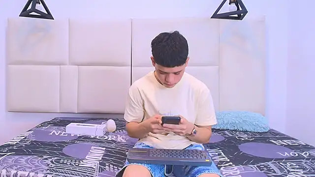 aron twink66 online show from September 21, 2025, 3:28 pm