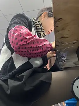 Snapshot of DHJM168 chatting on December 17, 2025, 12:59 am DHJM168 online show from December 17, 2025, 12:59 am