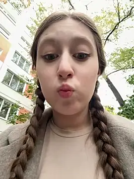 FroggyAnna online show from October 10, 2025, 2:07 pm