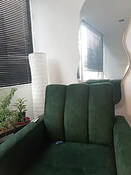 a Malgosia mako online show from December 1, 2025, 5:14 pm