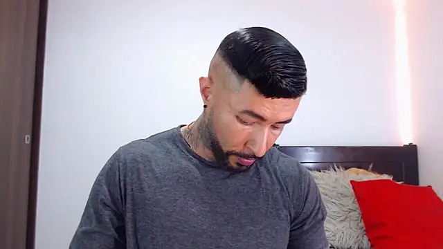 andrea de lucaa online show from February 10, 2026, 3:49 am