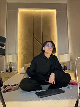 VioletAsh online show from February 9, 2026, 4:21 am