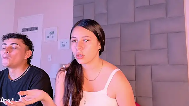 Snapshot of Rosse_and_mike chatting on October 2, 2025, 2:20 pm Rosse and mike online show from October 2, 2025, 2:20 pm