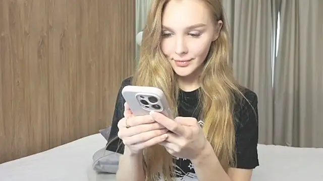 Brigitte Bardot online show from November 18, 2025, 7:00 am