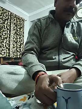 vardh033 online show from November 17, 2025, 4:33 pm