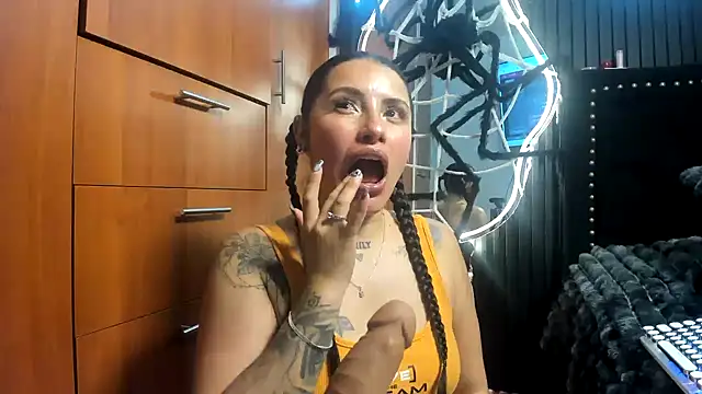 scarletr red online show from October 26, 2025, 1:17 am