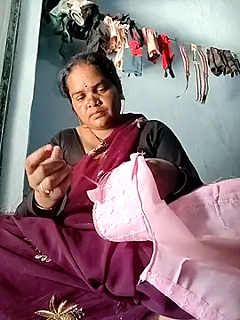 Snapshot of Rashi_cut chatting on October 7, 2025, 9:43 am Rashi cut online show from October 7, 2025, 9:43 am
