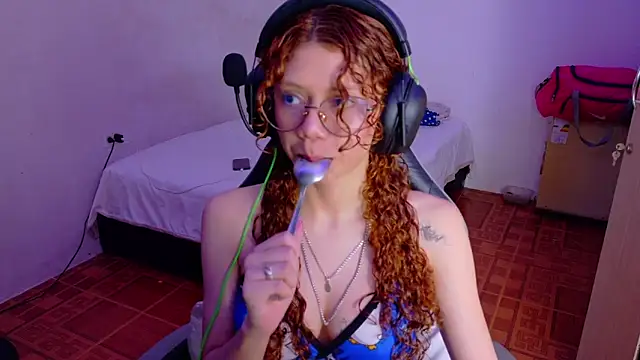 Snapshot of Birdie_0 chatting on October 28, 2025, 2:16 pm Birdie 0 online show from October 28, 2025, 2:16 pm