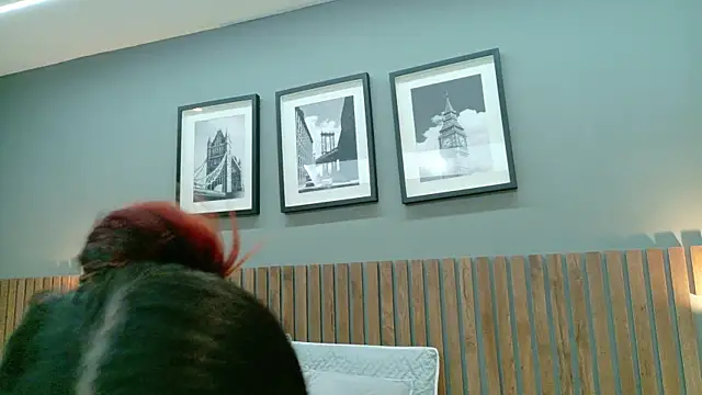 luna roja25 online show from November 20, 2025, 1:45 pm