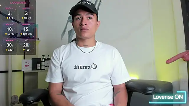 Snapshot of LiamDeep chatting on November 3, 2025, 4:32 pm LiamDeep online show from November 3, 2025, 4:32 pm