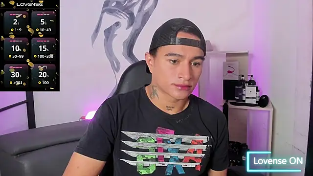 Snapshot of LiamDeep chatting on November 7, 2025, 8:57 pm LiamDeep online show from November 7, 2025, 8:57 pm