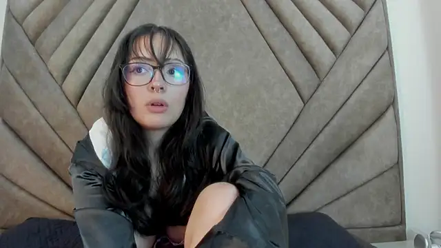Mythical Girll online show from September 18, 2025, 8:01 pm