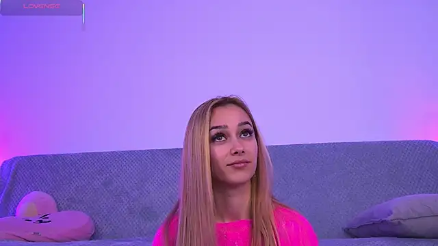 AmyKent  online show from April 15, 2026, 7:58 pm