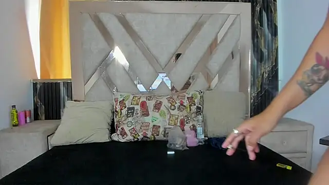 KloeANDbritany online show from December 4, 2025, 1:32 pm