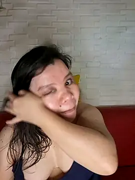 hotlyn45 online show from April 18, 2026, 6:16 am