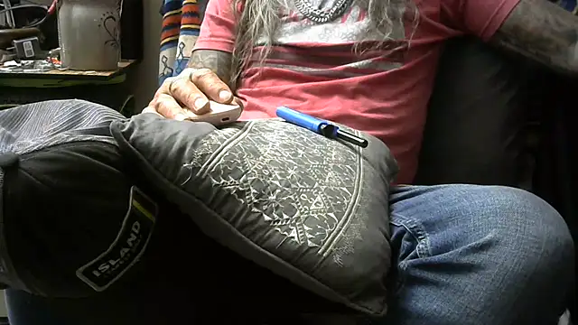 crassanova online show from April 14, 2026, 2:38 am