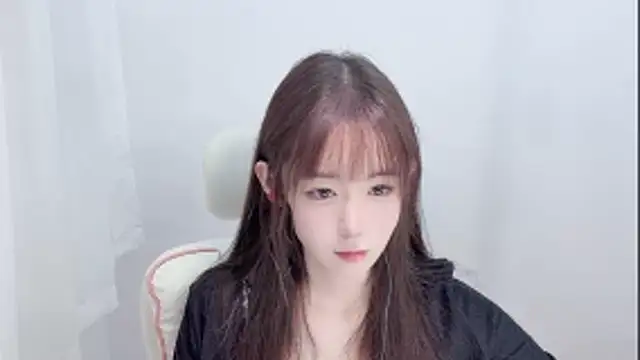 Snapshot of Xiao-runbao chatting on October 18, 2025, 1:35 pm Xiao-runbao online show from October 18, 2025, 1:35 pm