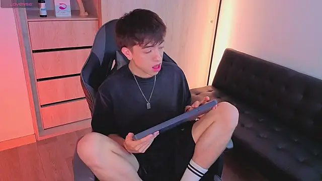 onlinenico online show from November 4, 2025, 8:12 pm