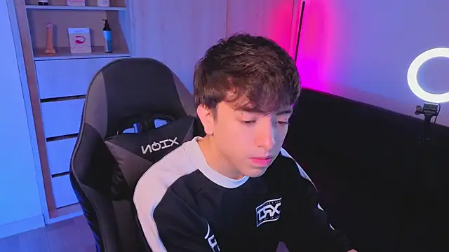 onlinenico online show from October 17, 2025, 7:59 pm