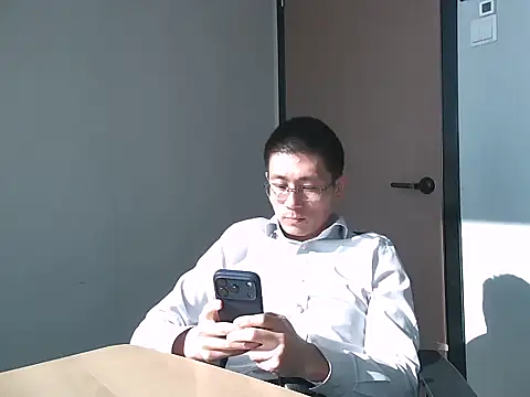 miniyellower online show from November 19, 2025, 2:55 am