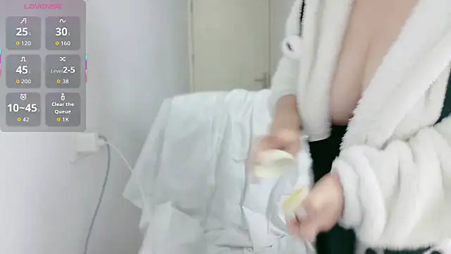 Snapshot of E-cup2 chatting on November 13, 2025, 11:58 am E-cup2 online show from November 13, 2025, 11:58 am