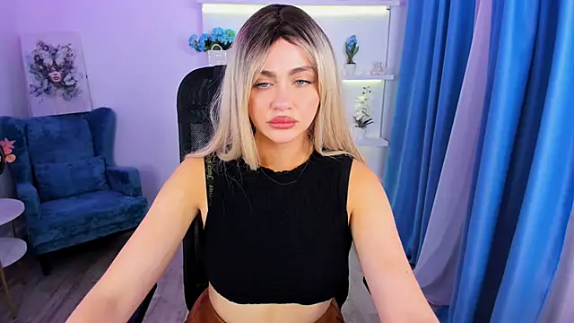 Snapshot of LeslieMineg chatting on November 21, 2025, 8:08 pm LeslieMineg online show from November 21, 2025, 8:08 pm