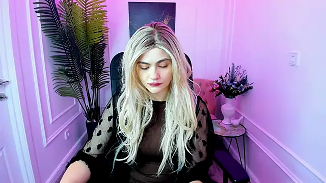 Snapshot of LeslieMineg chatting on October 8, 2025, 11:23 am LeslieMineg online show from October 8, 2025, 11:23 am