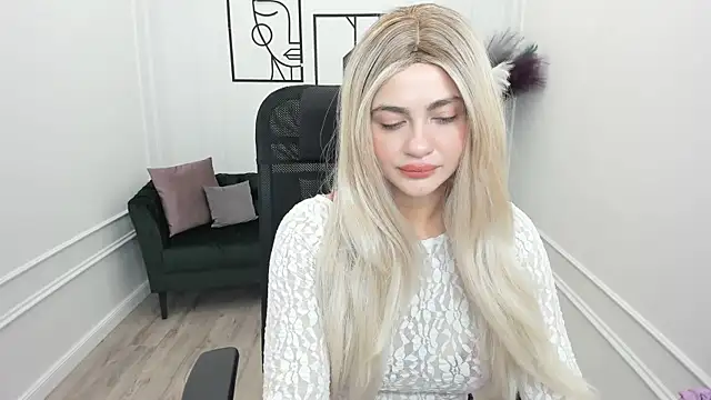 Snapshot of LeslieMineg chatting on November 12, 2025, 11:47 am LeslieMineg online show from November 12, 2025, 11:47 am