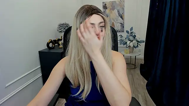 Snapshot of LeslieMineg chatting on December 1, 2025, 8:10 pm LeslieMineg online show from December 1, 2025, 8:10 pm