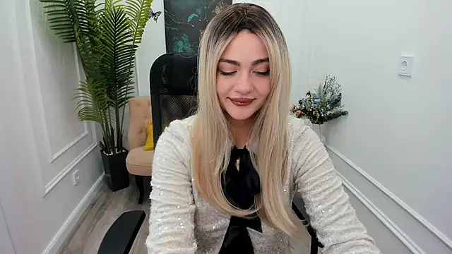 Snapshot of LeslieMineg chatting on November 26, 2025, 8:09 pm LeslieMineg online show from November 26, 2025, 8:09 pm