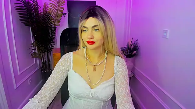 Snapshot of LeslieMineg chatting on November 28, 2025, 8:20 pm LeslieMineg online show from November 28, 2025, 8:20 pm