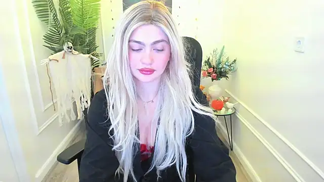 Snapshot of LeslieMineg chatting on October 22, 2025, 12:04 pm LeslieMineg online show from October 22, 2025, 12:04 pm