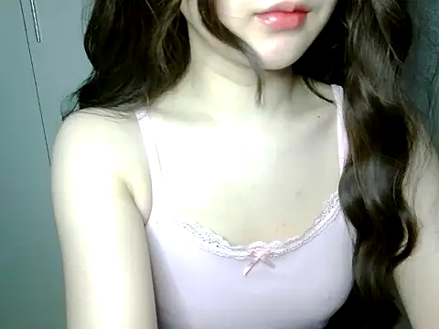 Snapshot of Annabelle-e chatting on May 26, 2026, 6:50 pm Annabelle-e online show from May 26, 2026, 6:50 pm
