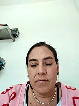 denissebombon online show from February 3, 2026, 6:02 pm